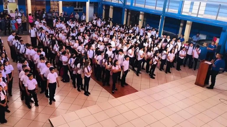 Un millón 800 mil estudiantes iniciaron el año escolar 2024