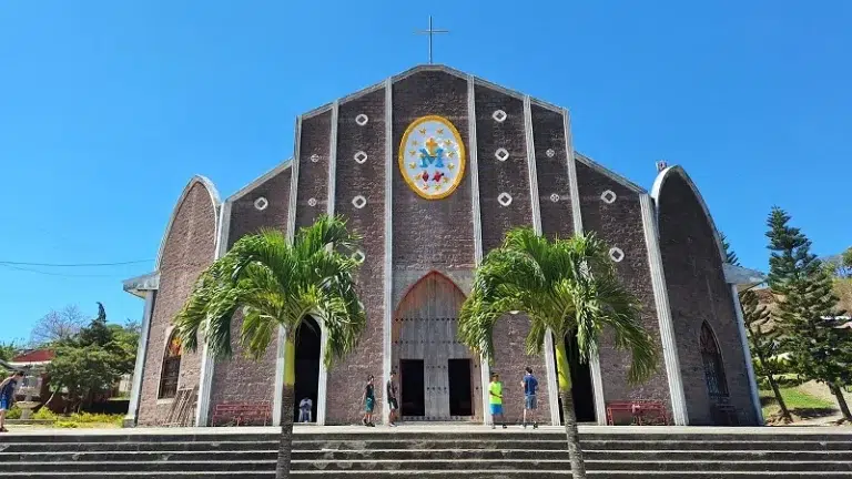 Laicos de Camoapa donan cruz iluminada en iglesia Medalla Milagrosa