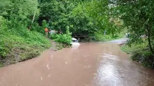 Camioneta queda en medio de una quebrada en comunidad de Camoapa