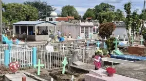 Camoapeños acuden masivamente al cementerio municipal en el día de los difuntos