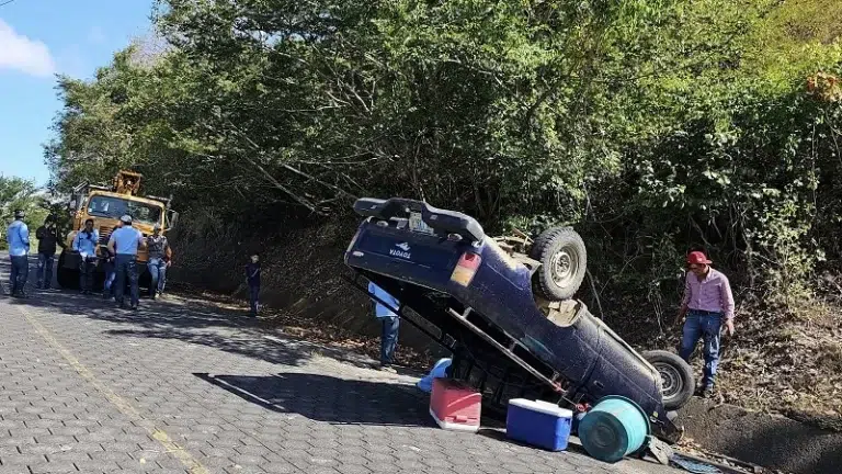 Dos personas lesionadas en accidente de tránsito en carretera hacia Comalapa
