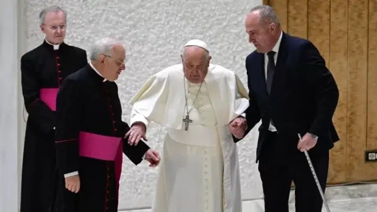 El Papa Francisco evita una caída tras la rotura de su bastón en el Vaticano